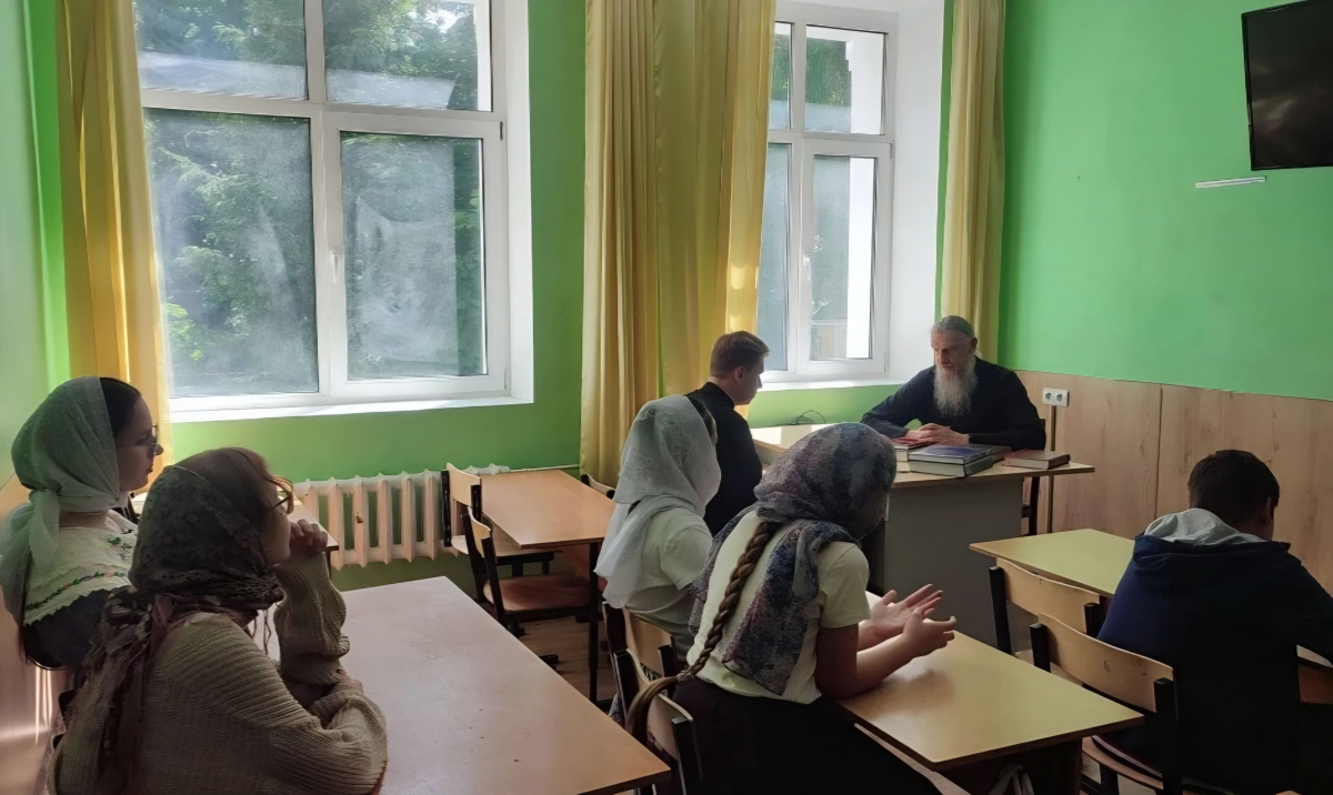 Встреча‑беседа чтецов, а также выпускников и учащихся воскресной школы с настоятелем собора игуменом Иоанном (Самойловым) Встреча‑беседа чтецов, а также выпускников и учащихся воскресной школы с настоятелем собора игуменом Иоанном (Самойловым)